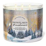 شمع بث اند بادی ورکز مدل Snowflakes & Cashmere